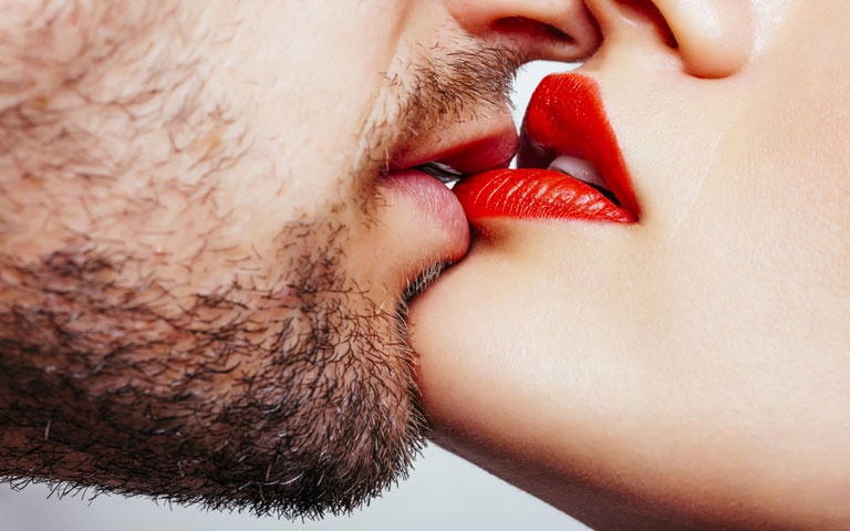 Hiểu rõ nằm mơ hôn nhau đánh con gì phát lộc để giải mã